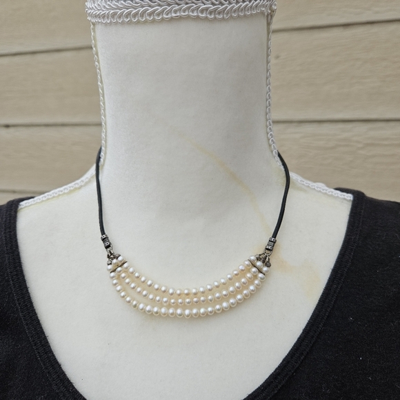 faux pearl collar necklace with black cord - Picture 1 of 3